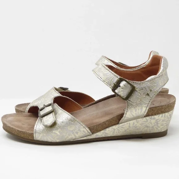 Taos Traveler Silver Gold Floral Wedge Sandals Leather Size 39 EU / 8-8.5 US - Picture 4 of 10